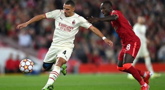 Gambar Ismael Bennacer saat mencoba mengamankan bola dari gelandang liverpool Nabil