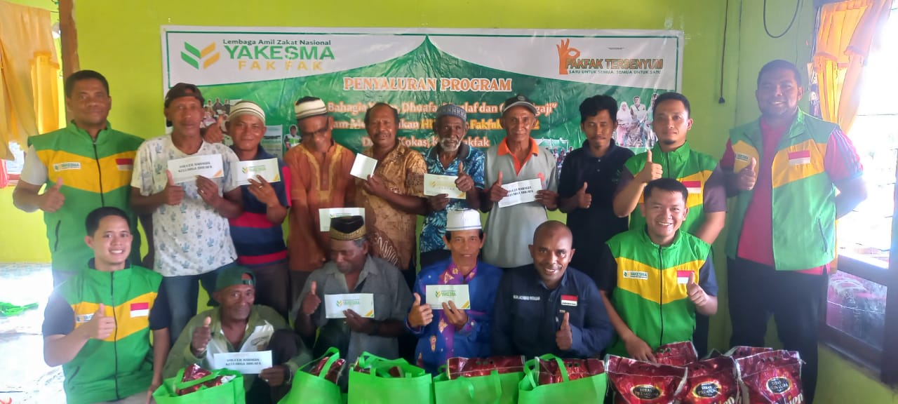 Penyerahan kado bahagia bersama Yatim, Dhuafa, Mualaf dan Guru Ngaji distrik Kokas dan distrik Fakfak