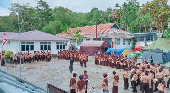 Upacara pembukaan kemah Pramuka Penggalang SMPIT As Salaam Fakfak