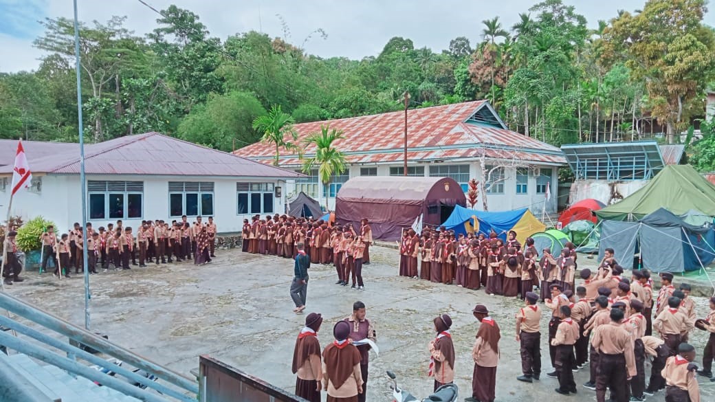 Upacara pembukaan kemah Pramuka Penggalang SMPIT As Salaam Fakfak