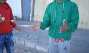 lato-lato permainan yang sedang digandrungi anak-anak