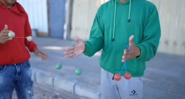 lato-lato permainan yang sedang digandrungi anak-anak