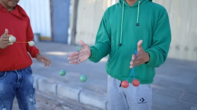 lato-lato permainan yang sedang digandrungi anak-anak