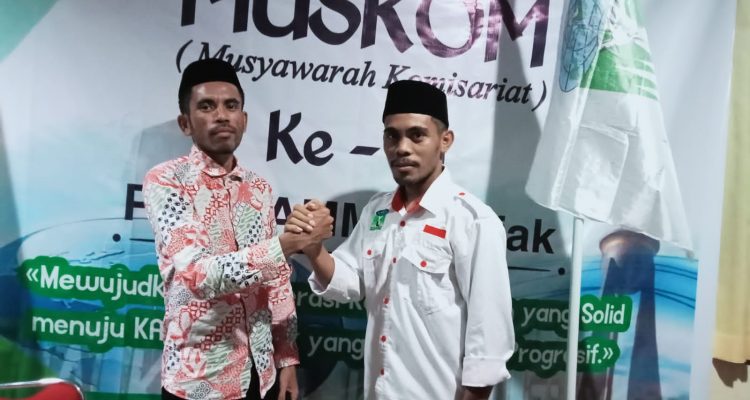 Ketua Demisioner KAMMI Komisariat Fakfak Hariyadi Rumodar menyerahkan estafet Kepemimpinan kepada Ketua KAMMI Komisariat Fakfak yang Terpilih Periode 2022-2023 Muhammad Rumbaru