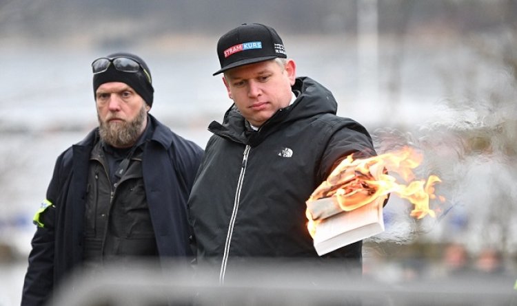 Foto. Politikus ekstrem kanan Denmark Rasmus Paludan membakar salinan kitab suci Alquran dalam demonstrasi di Stockholm, Swedia, 21 Januari 2023. (Foto: Reuters)