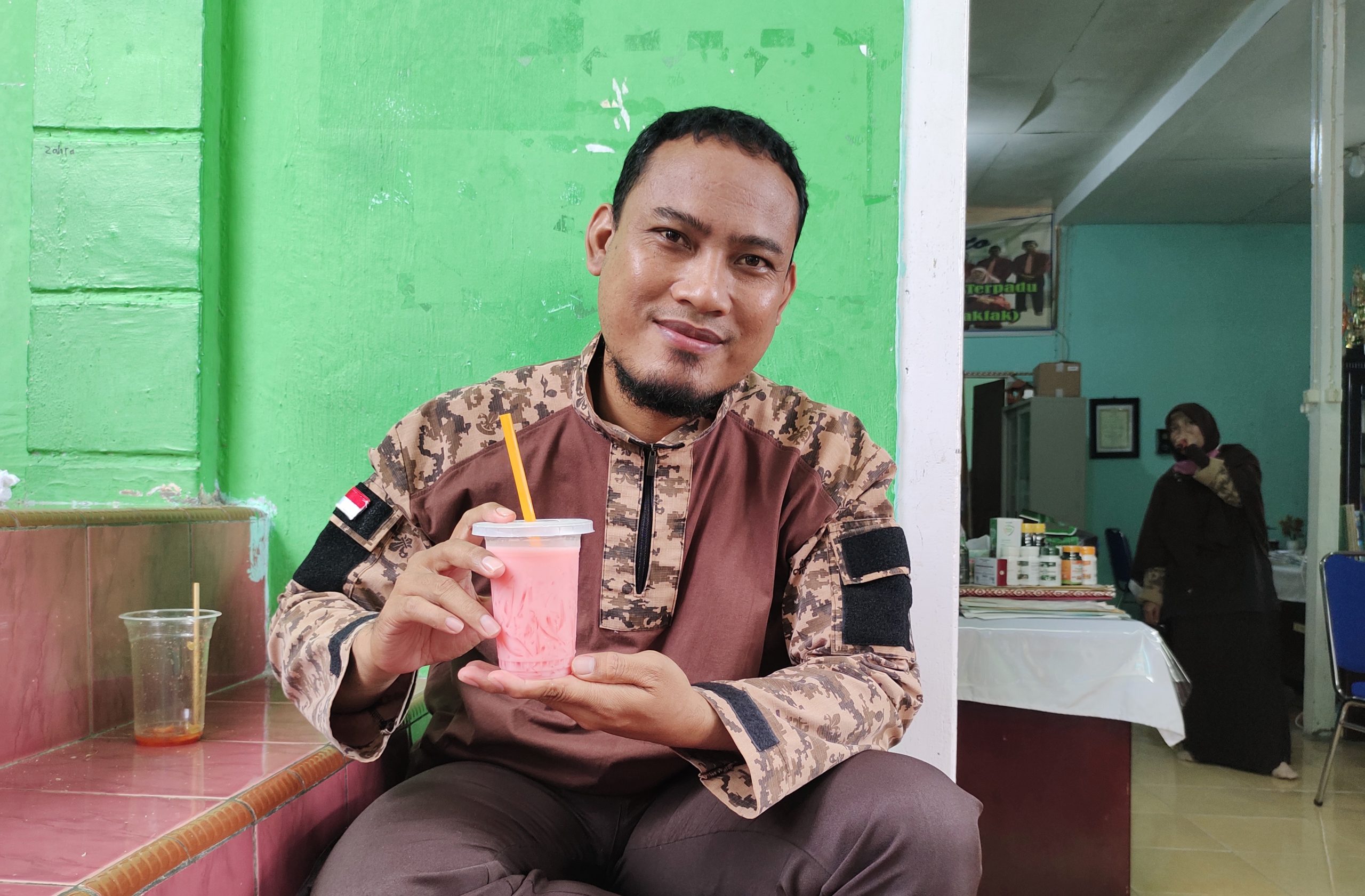 Foto. kepala sekolah SMPIT As Salaam Lukman Ali Akhda menampilkan Jajanan Siswa saat Marketing Day 