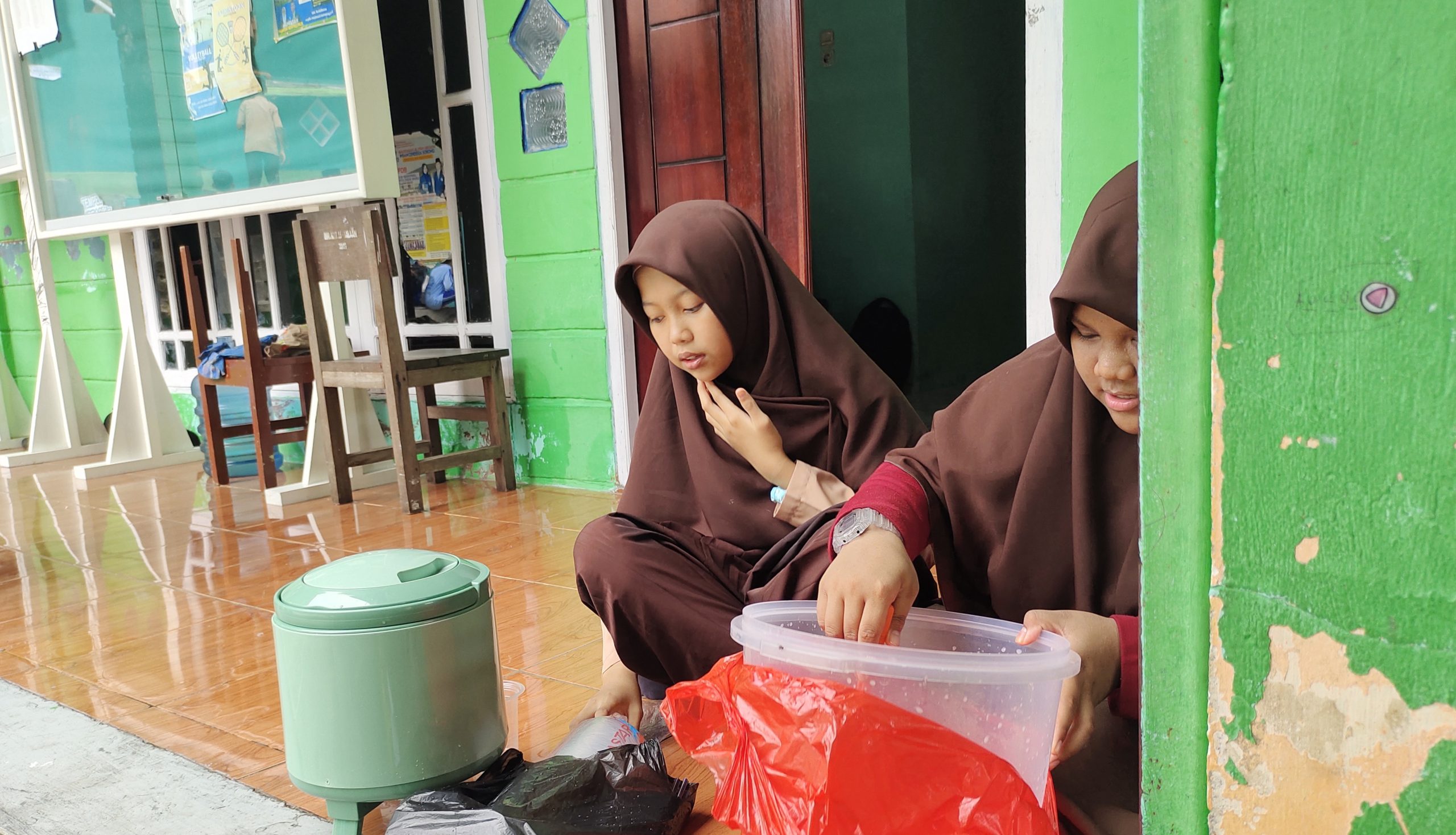 Foto. siswa SMPIT As Salaam Menjual Jajanan Minuman Segar pada Marketing Day