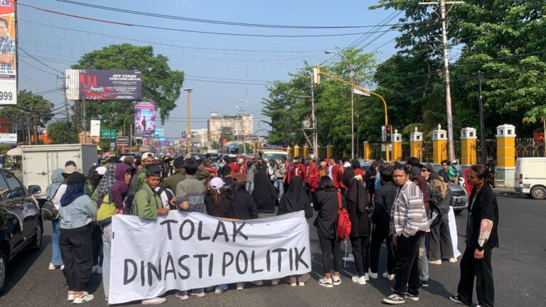 Gambar Aksi Demontrasi Mahasiswa Jogjakarta atas Dinasti Politik yang terjadi di Pemilu 2024