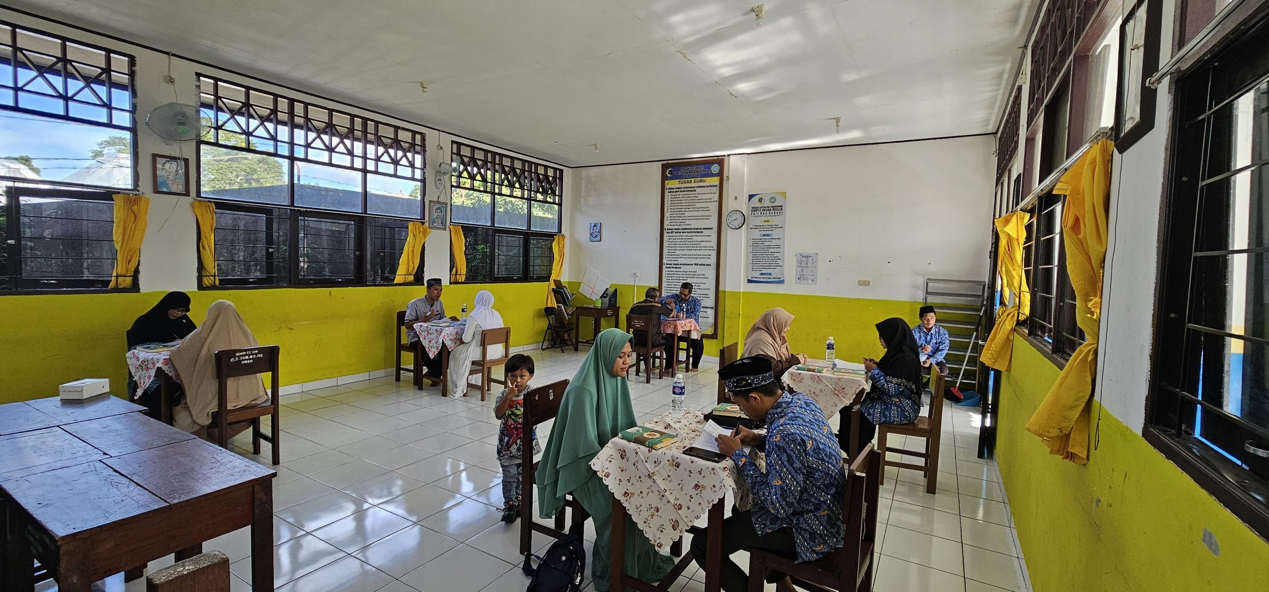 Kegiatan wawancara dengan orang tua terkait kondisi siswa di sekolah dan TPPK