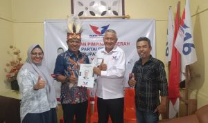 Abdul Razak Ibrahim Rengen, SH., M.si bersama LO dan Tim sukses Bacada Menyerahkan dokumen persyaratan penjaringan Bakal Calon Kepala Daerah(Bacada) Kepada DPD Partai Perindo Kabupaten Fakfak