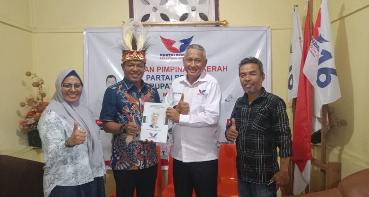 Abdul Razak Ibrahim Rengen, SH., M.si bersama LO dan Tim sukses Bacada Menyerahkan dokumen persyaratan penjaringan Bakal Calon Kepala Daerah(Bacada) Kepada DPD Partai Perindo Kabupaten Fakfak