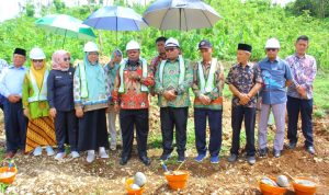 Foto. Peletakan Batu Pertama Pembangunan Gedung Perkuliahan Kampus STIKIP Muhammadiyah Manokwari oleh Bupati Kabupaten Manokwari Hermus Indow 