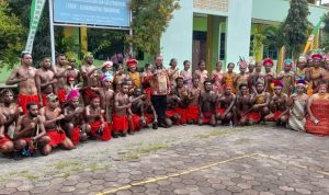 Foto. Bupati Kabupaten Manokwari Hermus Indow Foto Bersama Mahasiswa STIKIP Muhammadiyah Manokwari Mahasiswa Asal Pegunungan Arfak