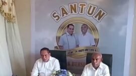 Foto. Konferensi Pers Pertama kali Pasangan Bakal Calon Bupati dan Bakal Calon Wakil Bupati Kabupaten Fakfak Bapak Samaun Dahlan dan Bapak Donatus Nimbitkendik di hadapan para wartawan
