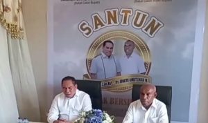 Foto. Konferensi Pers Pertama kali Pasangan Bakal Calon Bupati dan Bakal Calon Wakil Bupati Kabupaten Fakfak Bapak Samaun Dahlan dan Bapak Donatus Nimbitkendik di hadapan para wartawan