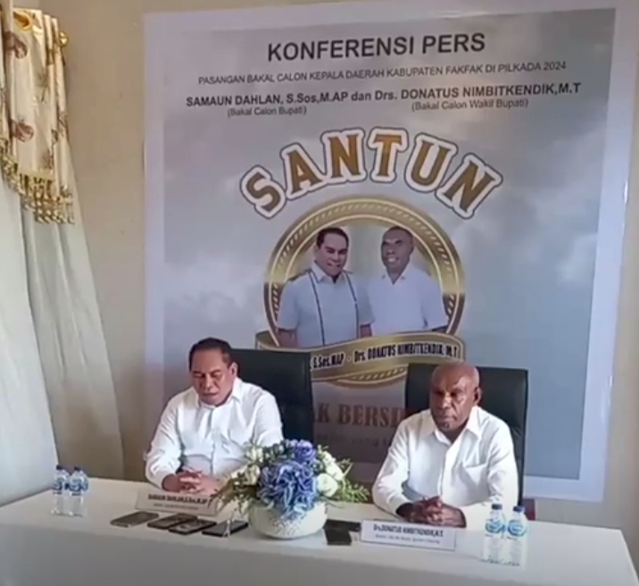 Foto. Konferensi Pers Pertama kali Pasangan Bakal Calon Bupati dan Bakal Calon Wakil Bupati Kabupaten Fakfak Bapak Samaun Dahlan dan Bapak Donatus Nimbitkendik di hadapan para wartawan