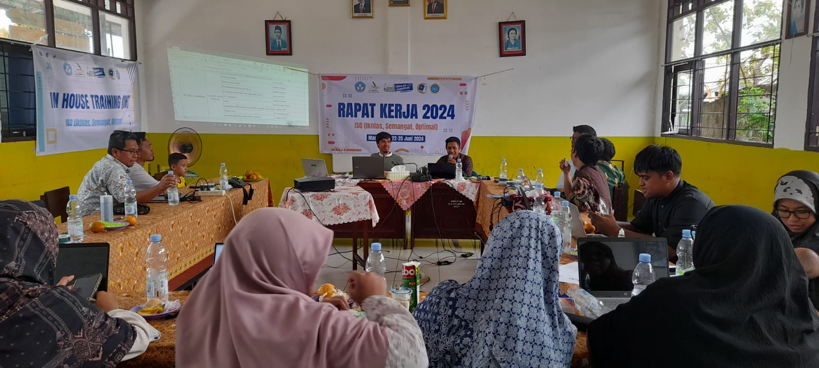 Suasana Rapat Kerja SMPIT Insan Mulia Manokwari