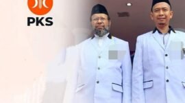 Ketua DPD PKS Fakfak Muhammad Kabes bersama Sekretaris DPD PKS Fakfak Imam, S.PdI berfoto bersama di depan kantor DPD PKS Fakfak