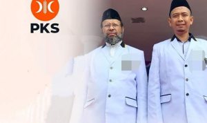 Ketua DPD PKS Fakfak Muhammad Kabes bersama Sekretaris DPD PKS Fakfak Imam, S.PdI berfoto bersama di depan kantor DPD PKS Fakfak