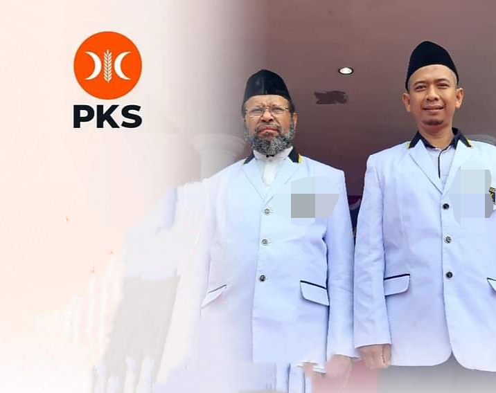 Ketua DPD PKS Fakfak Muhammad Kabes bersama Sekretaris DPD PKS Fakfak Imam, S.PdI berfoto bersama di depan kantor DPD PKS Fakfak