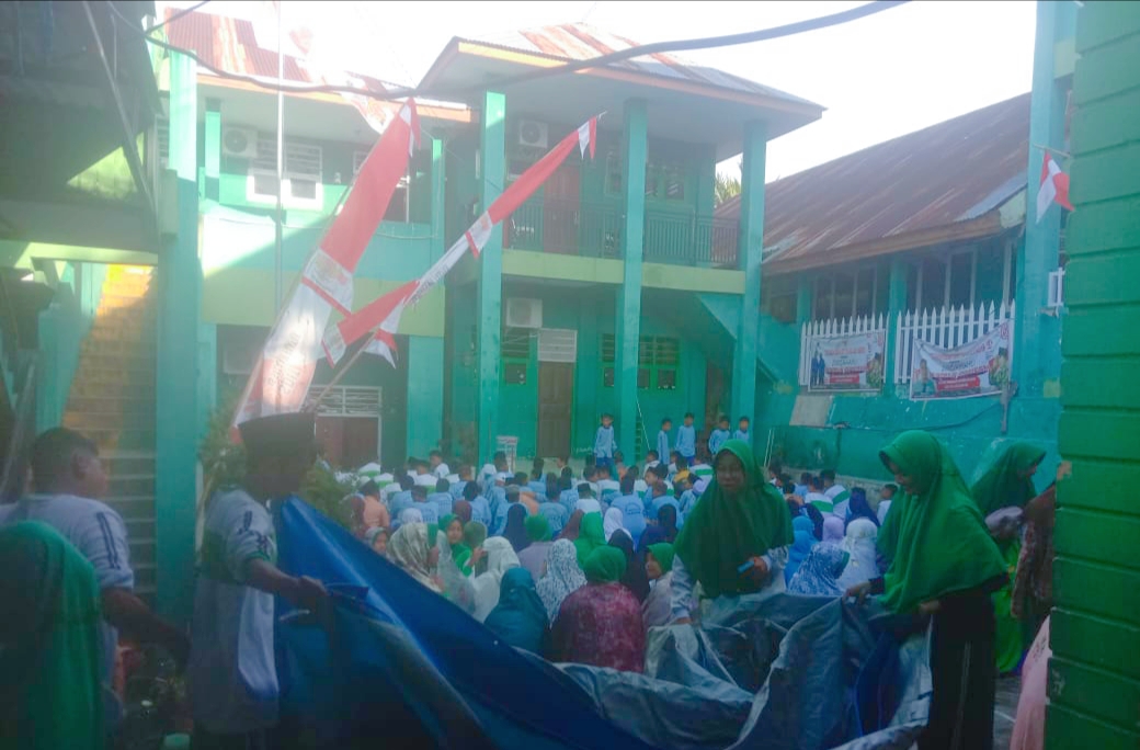 Persiapan majelis pagi hari Jumat di lapangan SIT As Salaam Fakfak