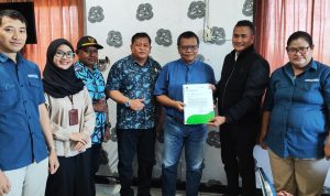 Foto. Plt. Kepala Dinas Perkebunan Fakfak  Widhi Asmoro Jati, ST, MT bersama perwakilan PT. RSP dan BPJS Kesehatan Cabang Manokwari tercapai kesepakatan bersama melalui MoU untuk menjamin kesehatan karyawan melalui program SRIKANDI 