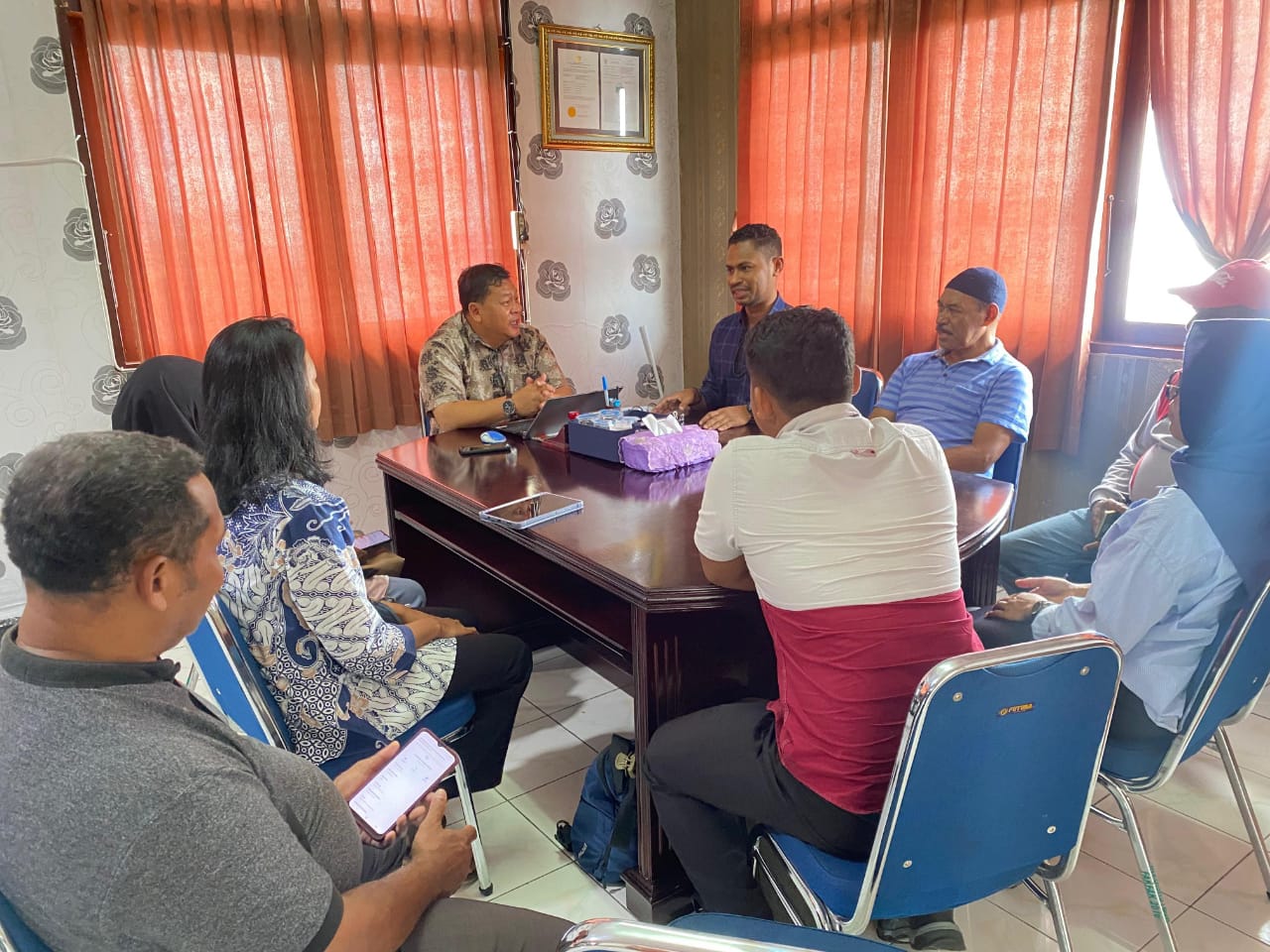 Foto. rapat konsolidasi teknis terpadu di Dinas Perkebunan Fakfak Bersama Yayasan Kaleka dan pengurus koperasi MTQ Dalam rangka kesiapan Ekspor minyak Atsiri ke Perancis di Awal 2025