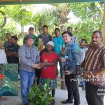 Plt. Kepala Dinas Perkebunan Fakfak Widhi Asmoro Jati, ST.MT menyerahkan bantuan penerima manfaat Program Ekstensifikasi Pala di Kampung Wartutin Distrik Wartutin (Dok. Disbun Fakfak)