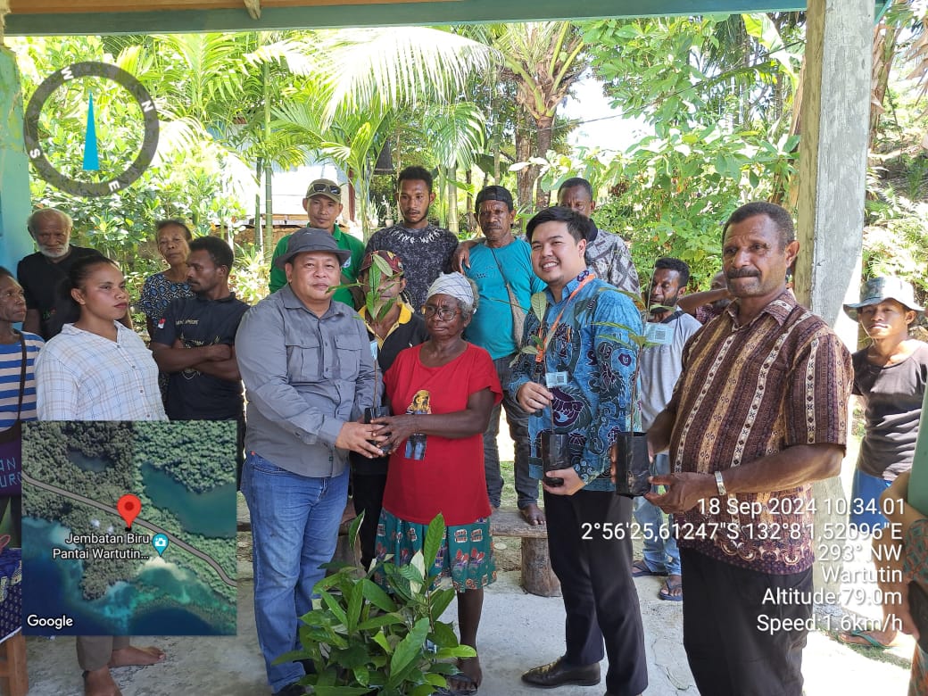 Plt. Kepala Dinas Perkebunan Fakfak Widhi Asmoro Jati, ST.MT menyerahkan bantuan penerima manfaat Program Ekstensifikasi Pala di Kampung Wartutin Distrik Wartutin (Dok. Disbun Fakfak)