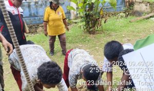 siswa-siswa SD Inpres 1 Wagom dengan didampingi oleh para guru dan pegawai Dinas Perkebunan penanaman tanaman perkebunan guna mengikuti lomba Adiwiyata sekolah tingkat propinsi Papua Barat. (Dok. Disbun Fakfak)