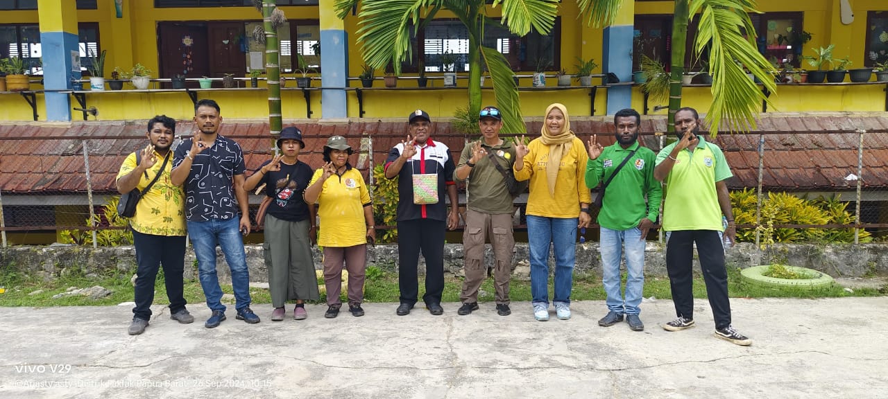 SD Inpres 1 Wagom bersama Dinas Perkebunan Fakfak bekerjasama dalam penanaman tanaman perkebunan guna mendukung SD Inpres 1 Wagom dalam lomba Adiwiyata Sekolah tingkat provinsi Papua Barat. (Dok. Disbun Fakfak)