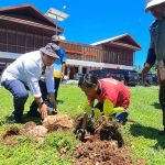 Plt. Kepala Dinas Perkebunan Fakfak Widhi Asmoro Jati, ST. MT bersama perwakilan UPBU Bandara Siboru melakukan penanaman pohon pala di depan terminal Bandara Siboru. (Dok. Disbun Fakfak)