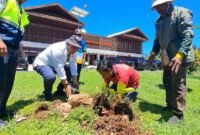 Plt. Kepala Dinas Perkebunan Fakfak Widhi Asmoro Jati, ST. MT bersama perwakilan UPBU Bandara Siboru melakukan penanaman pohon pala di depan terminal Bandara Siboru. (Dok. Disbun Fakfak)