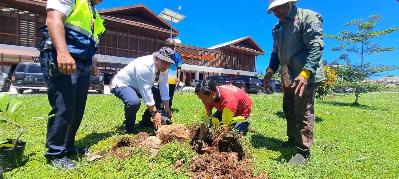 Plt. Kepala Dinas Perkebunan Fakfak Widhi Asmoro Jati, ST. MT bersama perwakilan UPBU Bandara Siboru melakukan penanaman pohon pala di depan terminal Bandara Siboru. (Dok. Disbun Fakfak)