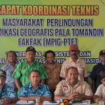 Rapat koordinasi Asosiasi Masyarakat Perlindungan Indikasi Geografis Pala Tomandin Fakfak (MPIG-PTF) bersama Dinas Perkebunan Fakfak dan stakeholder yang terkait, membahas pengawasan terhadap proses produksi dan distribusi Pala sebagai komoditas unggulan Fakfak. (Dok. Disbun Fakfak)