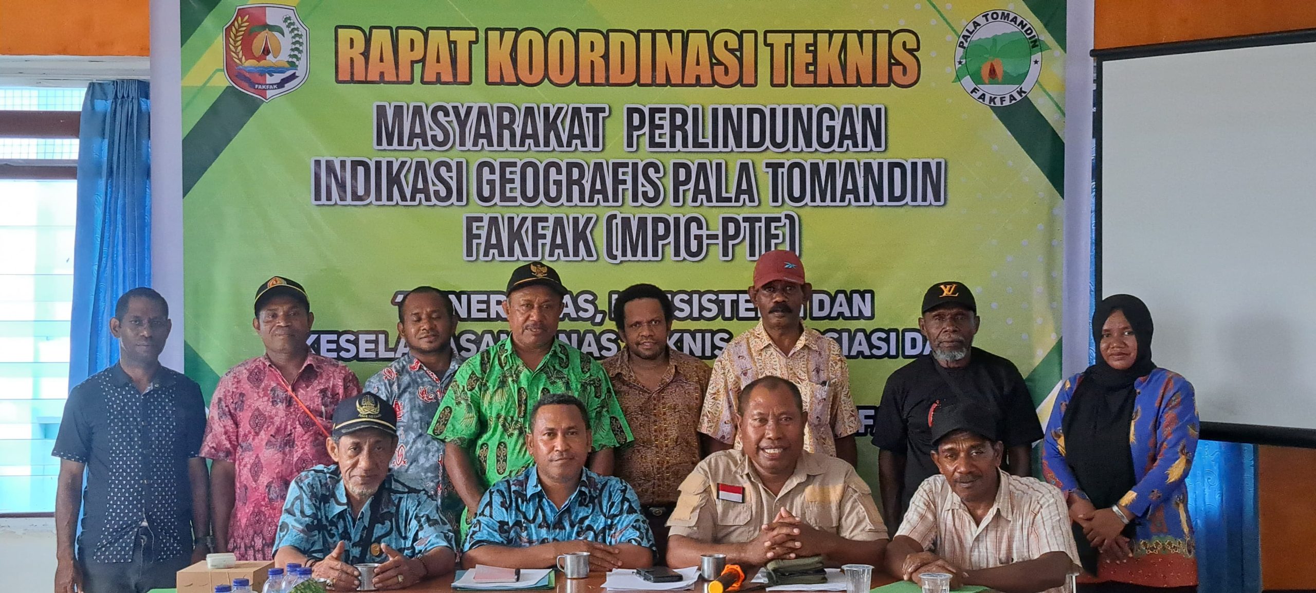 Rapat koordinasi Asosiasi Masyarakat Perlindungan Indikasi Geografis Pala Tomandin Fakfak (MPIG-PTF) bersama Dinas Perkebunan Fakfak dan stakeholder yang terkait, membahas pengawasan terhadap proses produksi dan distribusi Pala sebagai komoditas unggulan Fakfak. (Dok. Disbun Fakfak)