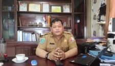 Plt Kepala Dinas Perkebunan Fakfak Widhi Asmoro Jati, ST. MT saat di temui wartawan tagarutama.com di ruang kerjanya (Dok. tagarutama.com)