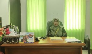 Direktur RSUD Fakfak dr. Karyani Kastella, M.Kes, Spa.Rad saat ditemui wartawan diruang kerjanya (Dok. tagarutama.com)