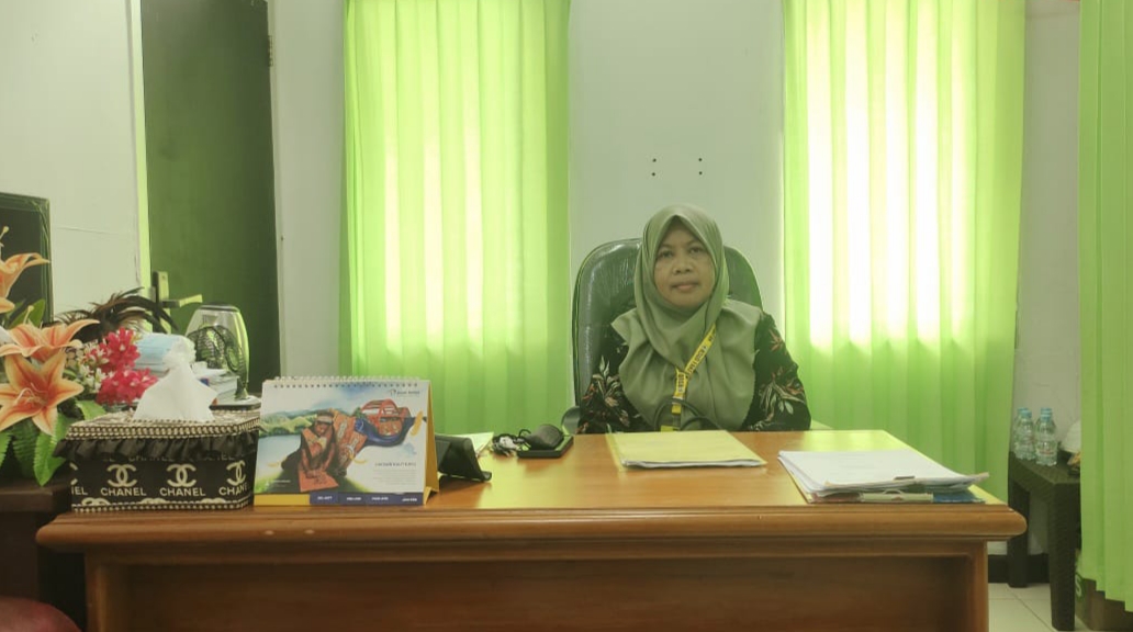 Direktur RSUD Fakfak dr. Karyani Kastella, M.Kes, Spa.Rad saat ditemui wartawan diruang kerjanya (Dok. tagarutama.com)