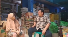 Plt. Kepala Dinas Perkebunan Fakfak Widhi Asmoro Jati, ST. MT turun langsung ke pelaku usaha untuk lakukan prospek dan persuasi agar pala tetap memiliki nilai jual yang baik. (Dok. Disbun Fakfak)