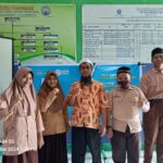 Kepala Sekolah MTs Tahfidzul Qur'an Muhammadiyah Fakfak ustadz Ramdan foto bersama Siswa dan siswa MTs Tahfidzul Qur'an Muhammadiyah Fakfak yang mengikuti kompetisi Olimpiade Bahasa Arab yang diselenggarakan oleh Forum Musyawarah Guru Mata Pelajaran (MGMP) Bahasa Arab seluruh Indonesia(Dok. tagarutama.com)