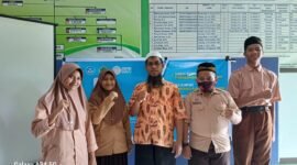 Kepala Sekolah MTs Tahfidzul Qur'an Muhammadiyah Fakfak ustadz Ramdan foto bersama Siswa dan siswa MTs Tahfidzul Qur'an Muhammadiyah Fakfak yang mengikuti kompetisi Olimpiade Bahasa Arab yang diselenggarakan oleh Forum Musyawarah Guru Mata Pelajaran (MGMP) Bahasa Arab seluruh Indonesia(Dok. tagarutama.com)