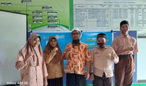 Kepala Sekolah MTs Tahfidzul Qur'an Muhammadiyah Fakfak ustadz Ramdan foto bersama Siswa dan siswa MTs Tahfidzul Qur'an Muhammadiyah Fakfak yang mengikuti kompetisi Olimpiade Bahasa Arab yang diselenggarakan oleh Forum Musyawarah Guru Mata Pelajaran (MGMP) Bahasa Arab seluruh Indonesia(Dok. tagarutama.com)