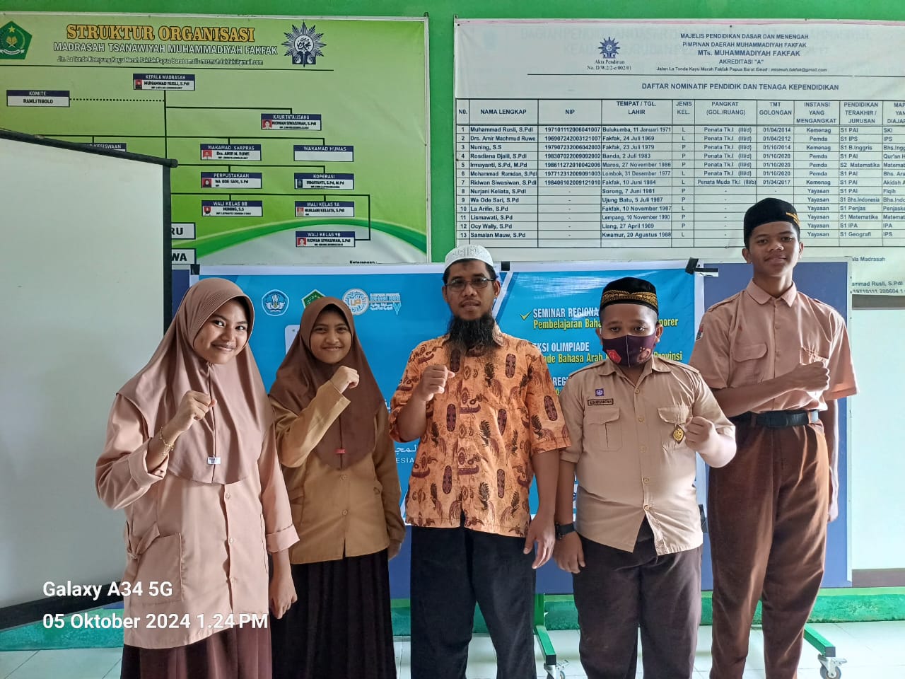 Kepala Sekolah MTs Tahfidzul Qur'an Muhammadiyah Fakfak ustadz Ramdan foto bersama Siswa dan siswa MTs Tahfidzul Qur'an Muhammadiyah Fakfak yang mengikuti kompetisi Olimpiade Bahasa Arab yang diselenggarakan oleh Forum Musyawarah Guru Mata Pelajaran (MGMP) Bahasa Arab seluruh Indonesia(Dok. tagarutama.com)