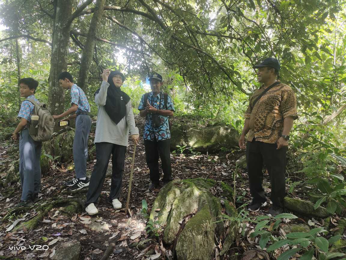 Guru Pembina KIR SMA Negeri 1 Fakfak Ibu Chandra Sri Ubayanti, M.Pd. didampingi Kepala Bidang Pengolahan dan Pemasaran Perkebunan Bapak Abdul Jalil Karoror, SP, MM dan Kasie Pengamatan dan Peramalan OPT Dinas Perkebunan Fakfak, Syaiful Bahri Alkatiri, S.Hut saling berdiskusi terkait pala untuk disampaikan kepada para siswa SMA Negeri 1 Fakfak yang tergabung dalam Ekstrakurikuler KIR dan Pramuka