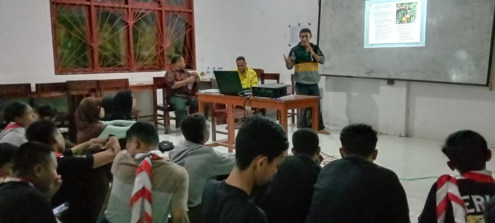 Syaiful Bahri Alkatiri,S.Hut Kasie Pengamatan dan peramalan OPT dinas perkebunan memberikan bimbingan kepada Siswa-siswi yang tergabung dalam Ekstrakurikuler KIR SMA Negeri 1 Fakfak (Dok. Disbun Fakfak)