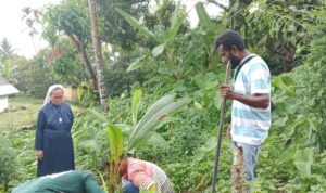 Kolaborasi KPPN Fakfak Dinas Perkebunan Fakfak, dalam penanaman pohon tanaman produktif di wilayah Yayasan Ina Maria Fakfak dalam rangka bakti sosial memperingati memperingati Hari Oeang Republik Indonesia (HORI) yang ke-78 (Dok. Disbun Fakfak)