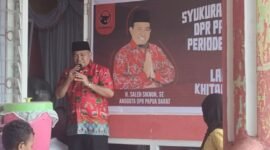 acara syukuran atas pelantikan Haji Saleh Siknun sebagai anggota Dewan Perwakilan Rakyat (DPR) Papua Barat untuk periode 2024-2029. Acara ini berlangsung pada hari Sabtu, 5 Oktober 2024, di Posko Tikar Rasa, Jalan Warahmade, Kelurahan Danaweria. (Dok. tagarutama.com)