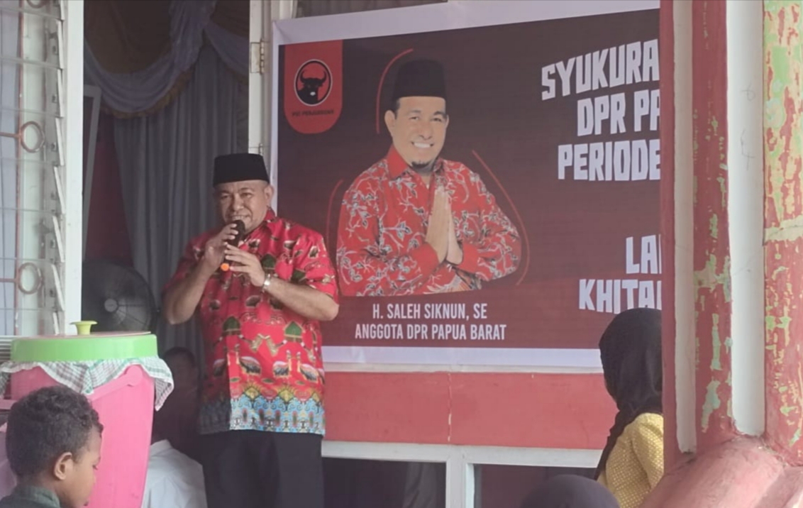 acara syukuran atas pelantikan Haji Saleh Siknun sebagai anggota Dewan Perwakilan Rakyat (DPR) Papua Barat untuk periode 2024-2029. Acara ini berlangsung pada hari Sabtu, 5 Oktober 2024, di Posko Tikar Rasa, Jalan Warahmade, Kelurahan Danaweria. (Dok. tagarutama.com)