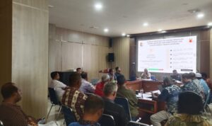 Greg Retas, Social Governance & Safeguard Lead – Kaleka, memaparkan Rancangan Peraturan Bupati tentang Penataan Ruang Kampung dan Identifikasi Hak Ulayat Marga